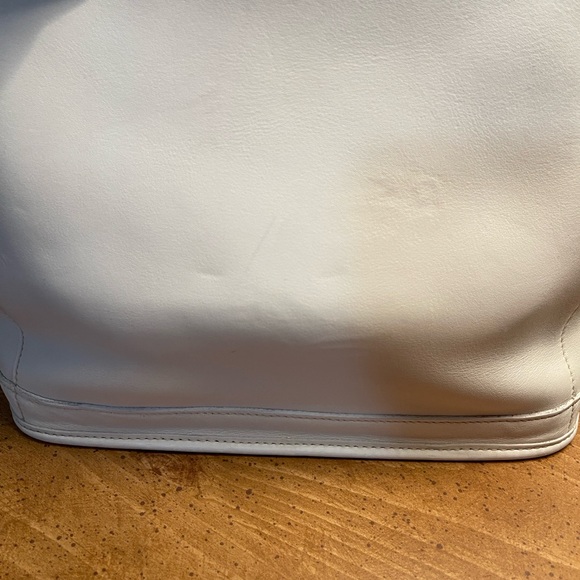 Coach Y2K Glovetanned CreamTote Bag with Gold Tag Accents - Picture 3 of 7